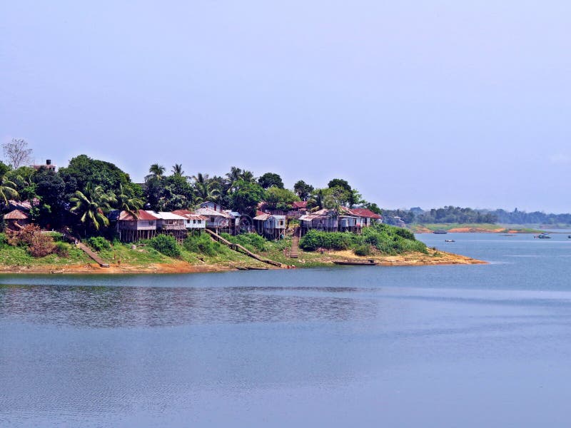 lokal bosättning på Kaptai sjön, Rangamati, Bangladesh royaltyfria bilder lokal bosättning på Kaptai sjön, Rangamati, Bangladesh royaltyfria bilder