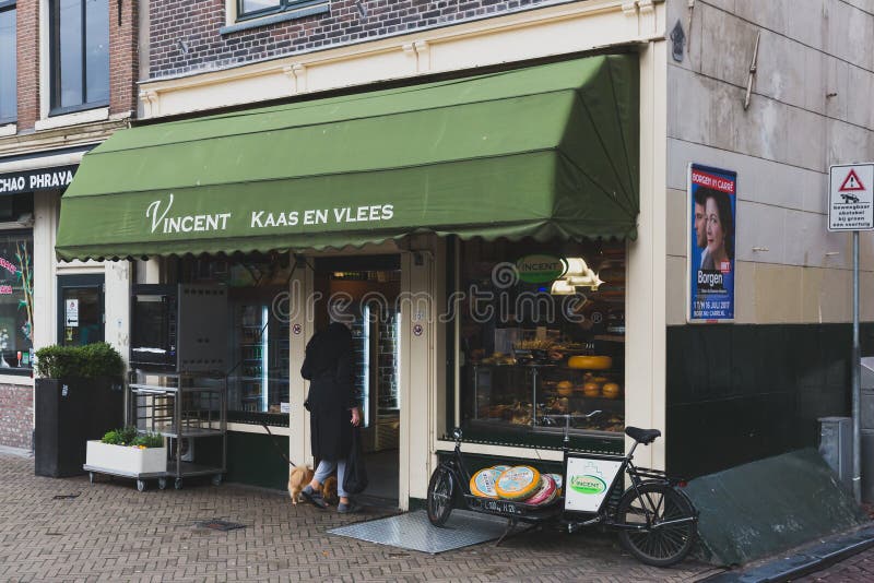 Lokal, ein Käsegeschäft in im Stadtzentrum gelegenes Amsterdam betretend lizenzfreie stockfotografie Lokal, ein Käsegeschäft in im Stadtzentrum gelegenes Amsterdam betretend lizenzfreie stockfotografie