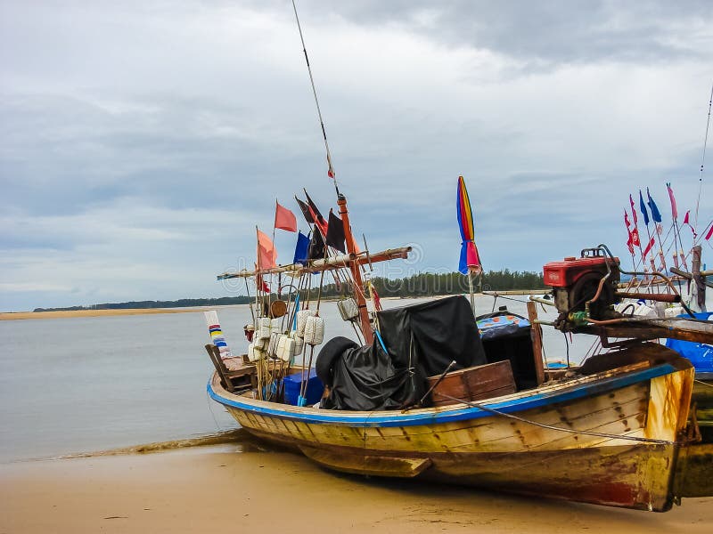 Lokal fiskebåt som parkeras på stranden arkivbilder Lokal fiskebåt som parkeras på stranden arkivbilder