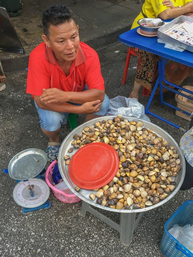 Lokal marknad Trang, Thailand - Desember 25, 2017: sälja för man arkivfoto Lokal marknad Trang, Thailand - Desember 25, 2017: sälja för man arkivfoto