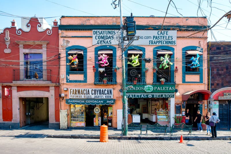 Lokala affärer på en färgrik kolonial byggnad i Coyoacan i Mexico - stad royaltyfria foton Lokala affärer på en färgrik kolonial byggnad i Coyoacan i Mexico - stad royaltyfria foton