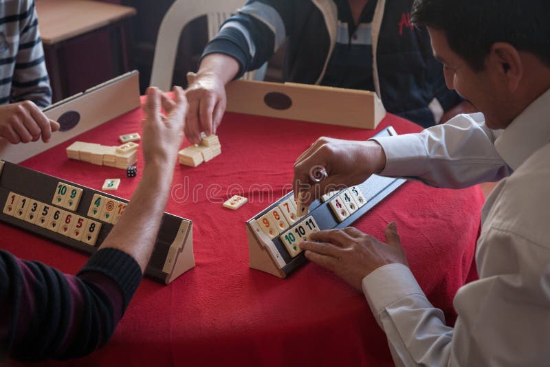 Lokala turkiska män som mycket spelar tabellleken Okey eller rummikub, in arkivfoton Lokala turkiska män som mycket spelar tabellleken Okey eller rummikub, in arkivfoton