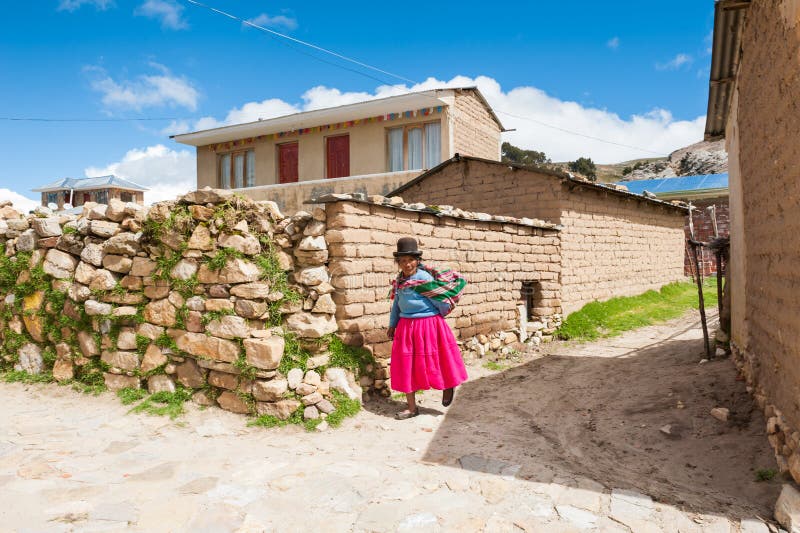 Lokale Frau in der nationalen Kleidung gehend auf Insel von Sun Isla del Sol auf Titicaca See, Bolivien stockfotos Lokale Frau in der nationalen Kleidung gehend auf Insel von Sun Isla del Sol auf Titicaca See, Bolivien stockfotos