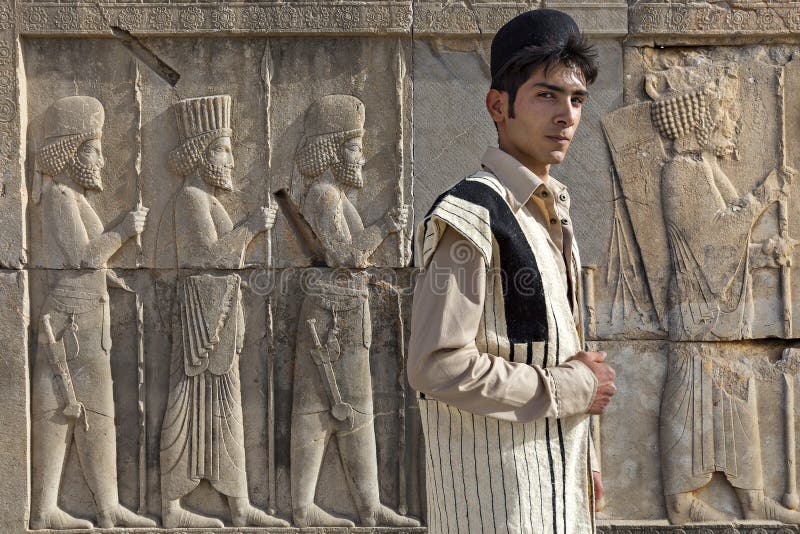 Bademeister mit Duft (?) Behälter und ein Handtuch, Derius' Palast,  Persepolis, Iran 690125 203 Stockfotografie - Alamy