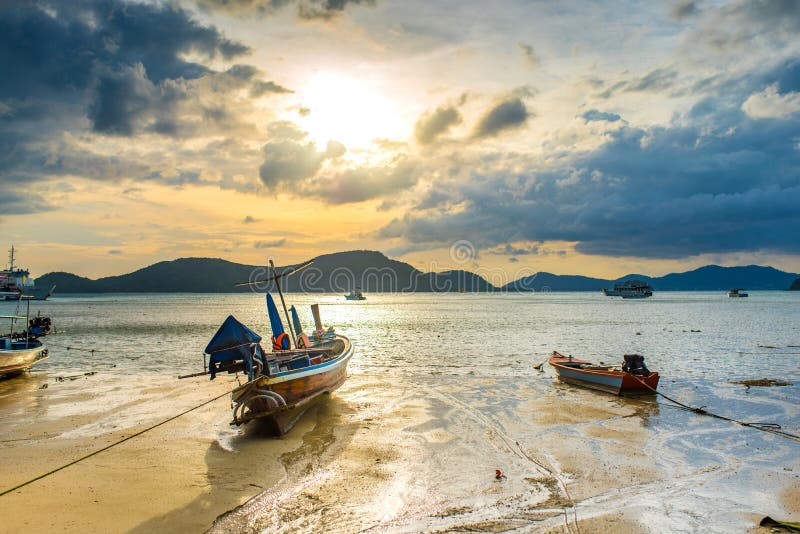 Lokale vissersboot op het strand bij zonsondergang in Thailand royalty-vrije stock fotografie Lokale vissersboot op het strand bij zonsondergang in Thailand royalty-vrije stock fotografie