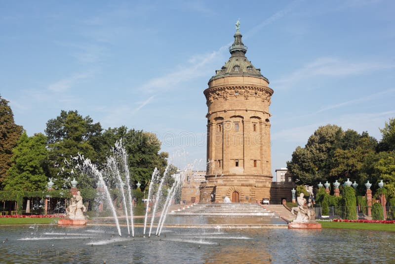 Lokaler Grenzstein Wasserturm in Mannheim, Deutschland lizenzfreie stockfotos Lokaler Grenzstein Wasserturm in Mannheim, Deutschland lizenzfreie stockfotos