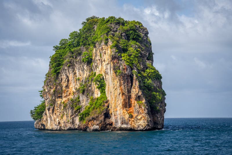 Lokalisiert und stehen Sie ruhigen Rocky Mountain PHI PHI Island Phuket lizenzfreie stockbilder Lokalisiert und stehen Sie ruhigen Rocky Mountain PHI PHI Island Phuket lizenzfreie stockbilder