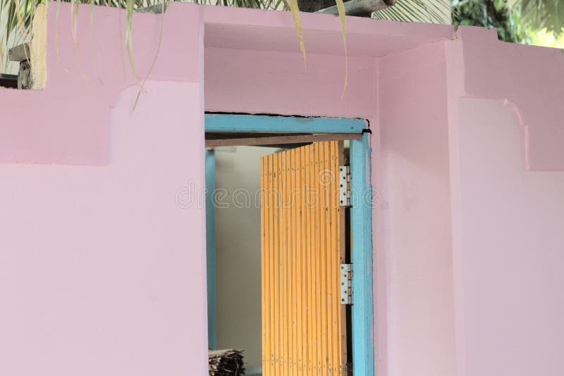 Lokalisierte gelbe Tür eines violetten und blauen Hauses stockbilder Lokalisierte gelbe Tür eines violetten und blauen Hauses stockbilder