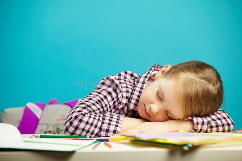 Lokalisiertes Porträt Des Süßen Schlafenden Mädchens Am Schreibtisch