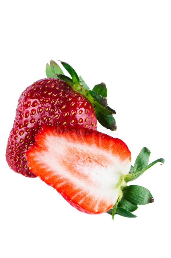 Lokalisiertes und halbe Erdbeeren lizenzfreie stockfotos Lokalisiertes und halbe Erdbeeren lizenzfreie stockfotos