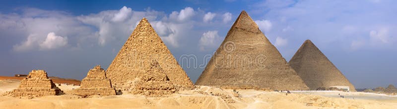 Lokalizować w Giza wielcy Ostrosłupy. Panorama fotografia royalty free Lokalizować w Giza wielcy Ostrosłupy. Panorama fotografia royalty free