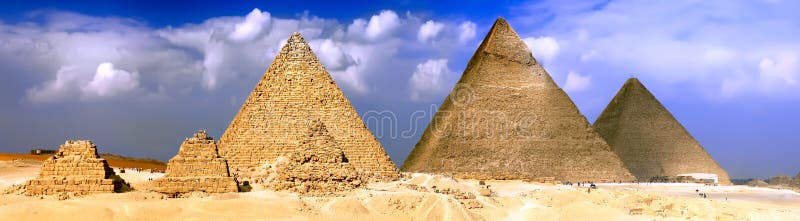 Lokalizować w Giza wielcy Ostrosłupy. Panorama zdjęcia stock Lokalizować w Giza wielcy Ostrosłupy. Panorama zdjęcia stock