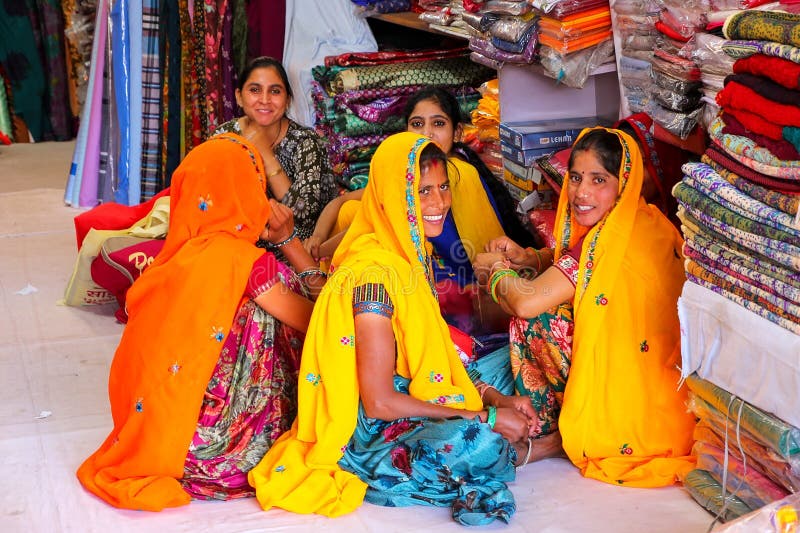 Lokalne kobiety siedzi w sklepie przy Johari bazaru ulicą w Jaipur