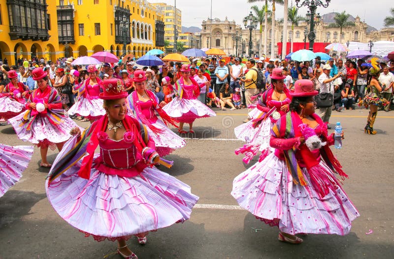 Lokalne kobiety tanczy podczas festiwalu Dziewiczy De Los angeles Candelar