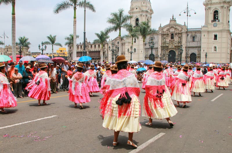 Lokalne kobiety tanczy podczas festiwalu Dziewiczy De Los angeles Candelar
