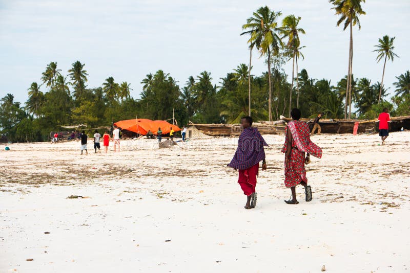 Lokalni ludzie w odprowadzeniu wzdłuż plaży, Zanzibar, Tanzania zdjęcie royalty free Lokalni ludzie w odprowadzeniu wzdłuż plaży, Zanzibar, Tanzania zdjęcie royalty free