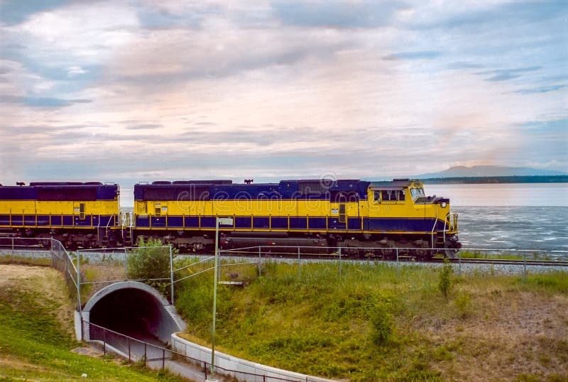 Lokomotive, die auf der Seeseite in Alaska antreibt stockbilder Lokomotive, die auf der Seeseite in Alaska antreibt stockbilder