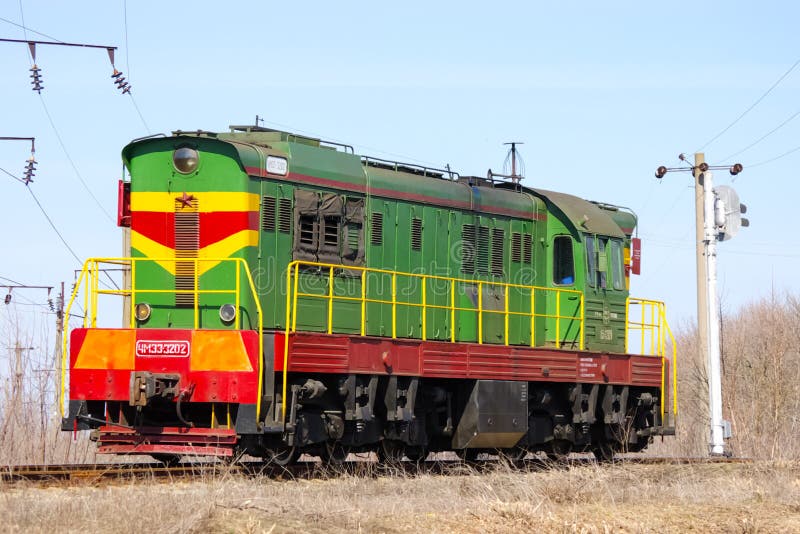 Lokomotive oder Maschine ist ein Schienenverkehrfahrzeug, das die Triebfahrzeuge für einen Zug zur Verfügung stellt lizenzfreies stockfoto Lokomotive oder Maschine ist ein Schienenverkehrfahrzeug, das die Triebfahrzeuge für einen Zug zur Verfügung stellt lizenzfreies stockfoto