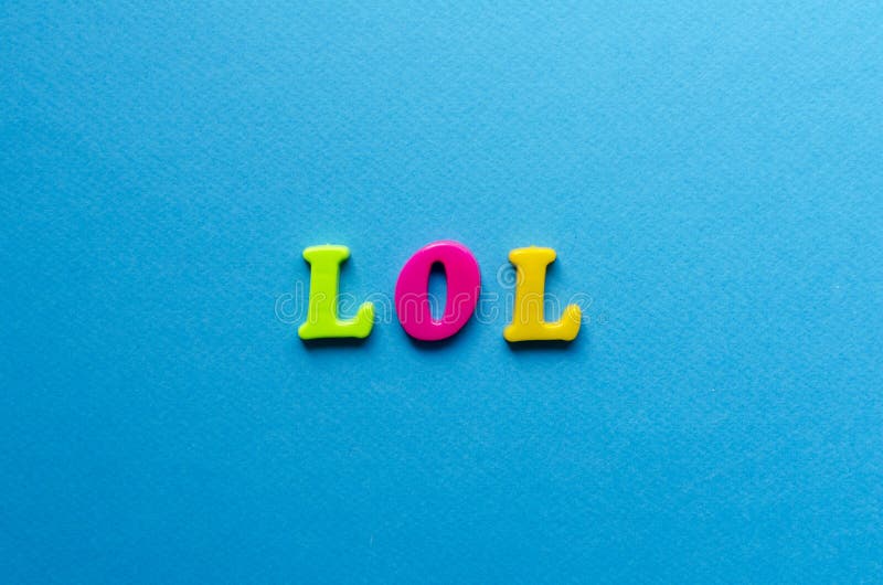 Lol d'abréviation des lettres magnétiques en plastique sur le fond bleu images libres de droits Lol d'abréviation des lettres magnétiques en plastique sur le fond bleu images libres de droits