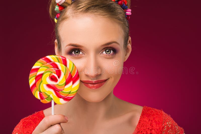 Lolly Meisje met zoet suikergoed in hun handen royalty-vrije stock fotografie Lolly Meisje met zoet suikergoed in hun handen royalty-vrije stock fotografie