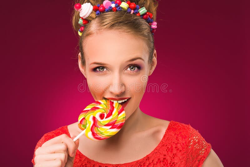 Lolly Meisje met zoet suikergoed in hun handen royalty-vrije stock afbeelding Lolly Meisje met zoet suikergoed in hun handen royalty-vrije stock afbeelding