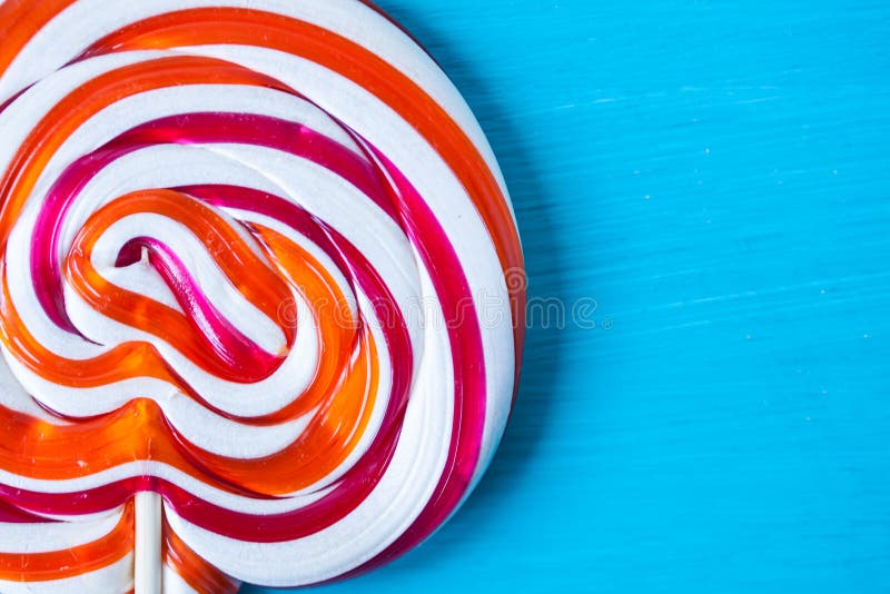 Lollysuikergoed op een turkooise achtergrond stock fotografie Lollysuikergoed op een turkooise achtergrond stock fotografie