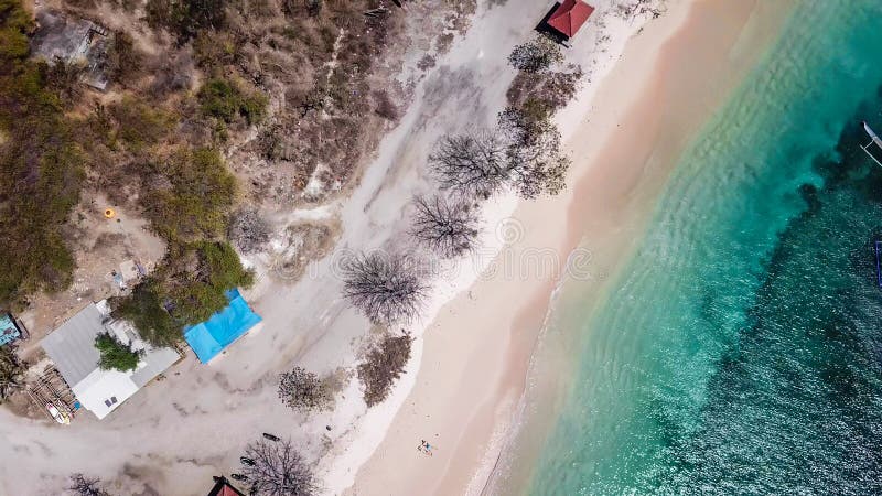 Lombok- розовый пляж захваченный от беспилотников стоковые фотографии rf
