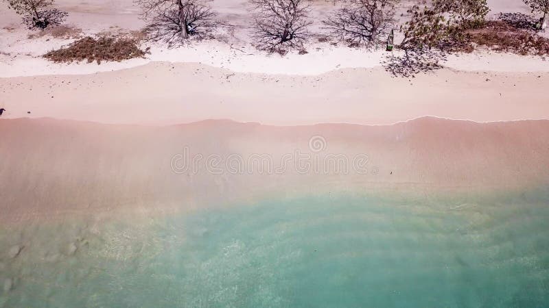 Lombok- розовый пляж захваченный от беспилотников стоковая фотография