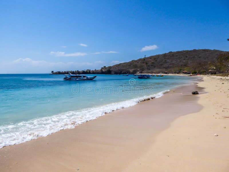 Lombok- розовый пляж с большим количеством boath, поставленным на якоре росеса стоковое изображение rf