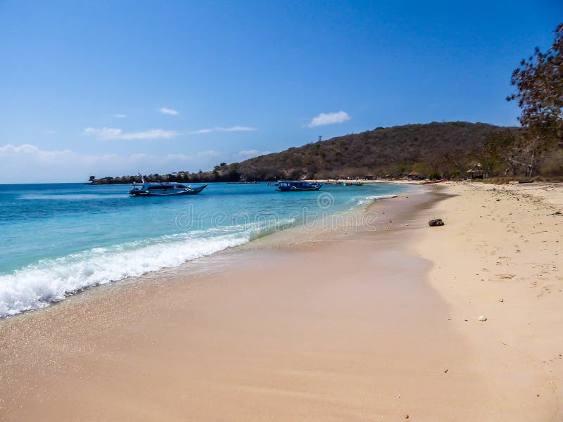 Lombok- розовый пляж с большим количеством boath, поставленным на якоре росеса стоковое фото