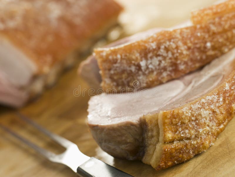 Lomo de la carne asada del cerdo con el chisporroteo curruscante