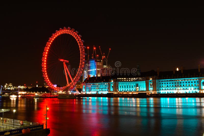 Londen en rivier Theems bij schemer Het Oog van Londen in Londen royalty-vrije stock afbeelding Londen en rivier Theems bij schemer Het Oog van Londen in Londen royalty-vrije stock afbeelding