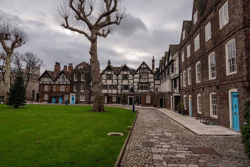 LONDEN, ENGELAND, 10 DECEMBER, 2018: Koninklijke wacht die binnen Toren van Londen in een bewolkte de winterdag marcheert royalty-vrije stock fotografie LONDEN, ENGELAND, 10 DECEMBER, 2018: Koninklijke wacht die binnen Toren van Londen in een bewolkte de winterdag marcheert royalty-vrije stock fotografie