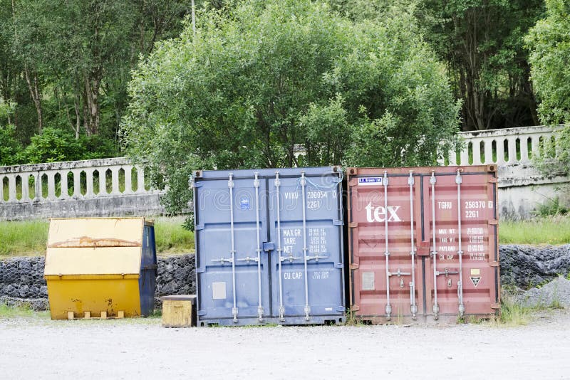 Londen, Engeland/het UK - 20 Juli 2019: De containers van de staalopslag bij parkbouwwerf royalty-vrije stock foto's Londen, Engeland/het UK - 20 Juli 2019: De containers van de staalopslag bij parkbouwwerf royalty-vrije stock foto's