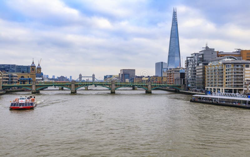 Londen, Engeland skyline met de Shard, Southwark Bridge en Tower Bridge op de Thames rivier, overdag stock afbeelding Londen, Engeland skyline met de Shard, Southwark Bridge en Tower Bridge op de Thames rivier, overdag stock afbeelding