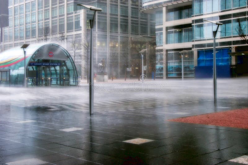 LONDEN - FEBRUARI 12: Stortbui in Canary Wharf Docklands stock foto's LONDEN - FEBRUARI 12: Stortbui in Canary Wharf Docklands stock foto's