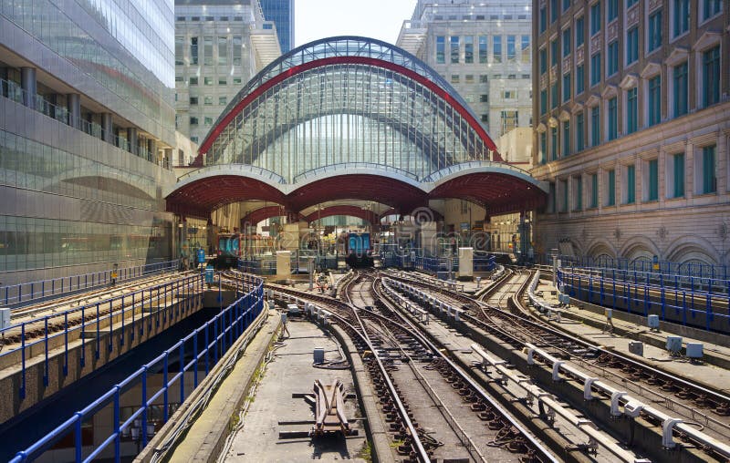 LONDEN, HET UK - 24 APRIL, 2014: De post van Canary Wharf DLR docklands in Londen royalty-vrije stock afbeeldingen LONDEN, HET UK - 24 APRIL, 2014: De post van Canary Wharf DLR docklands in Londen royalty-vrije stock afbeeldingen