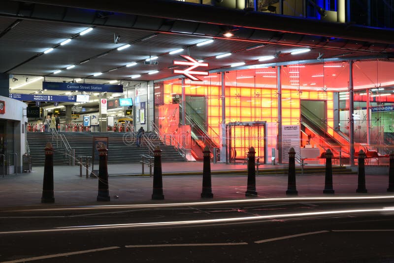 Londen, het UK: 26 JUNI, 2015: De Buispost van de kanonstraat in Londen bij Nacht stock foto's Londen, het UK: 26 JUNI, 2015: De Buispost van de kanonstraat in Londen bij Nacht stock foto's