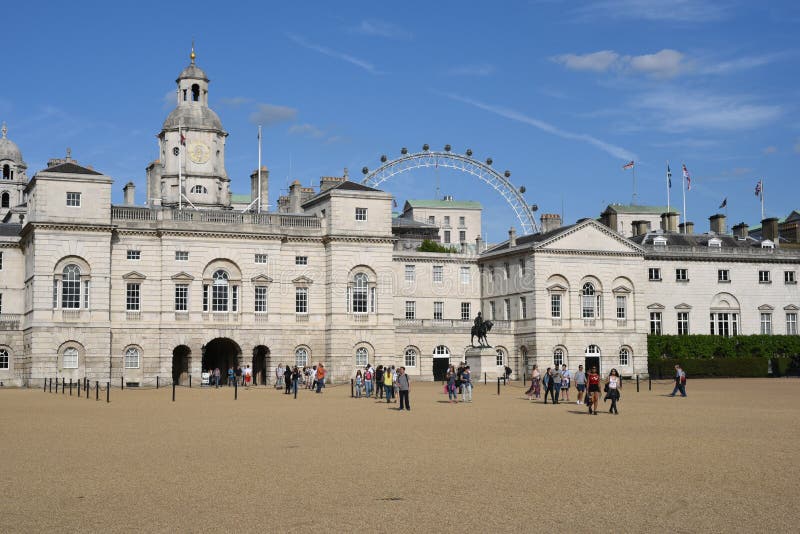 Londen, het UK: 27 juni, 2015: Paardwachten de Bouw en het Oog van Londen in de achtergrond stock foto Londen, het UK: 27 juni, 2015: Paardwachten de Bouw en het Oog van Londen in de achtergrond stock foto