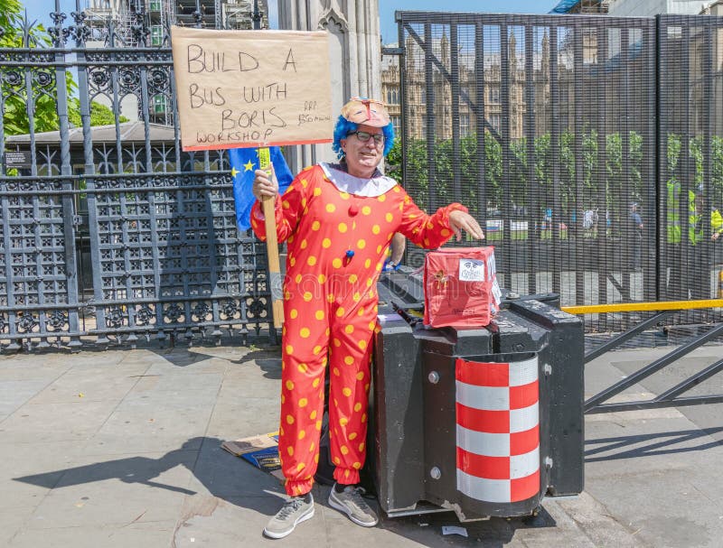 Londen/het UK - 26 Juni 2019 - protesteerder de pro-EU anti-Brexit kleedde zich aangezien een clown en het houden ‚een bus met he royalty-vrije stock foto's Londen/het UK - 26 Juni 2019 - protesteerder de pro-EU anti-Brexit kleedde zich aangezien een clown en het houden ‚een bus met he royalty-vrije stock foto's