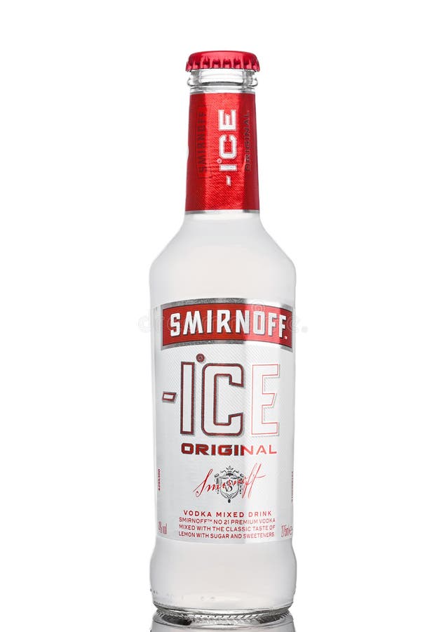 LONDEN, HET UK - 15 MAART, 2017: Fles Smirnoff-Ijs Origineel op wit Gevestigde rond 1860 Bezeten en geproduceerd door Diageo van royalty-vrije stock foto's LONDEN, HET UK - 15 MAART, 2017: Fles Smirnoff-Ijs Origineel op wit Gevestigde rond 1860 Bezeten en geproduceerd door Diageo van royalty-vrije stock foto's