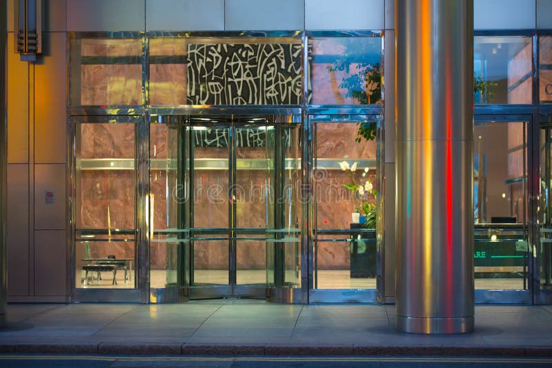 LONDEN, HET UK - 7 SEPTEMBER, 2015: De bureaubouw ingang in nachtlicht Canary Wharf-het nachtleven royalty-vrije stock afbeelding LONDEN, HET UK - 7 SEPTEMBER, 2015: De bureaubouw ingang in nachtlicht Canary Wharf-het nachtleven royalty-vrije stock afbeelding