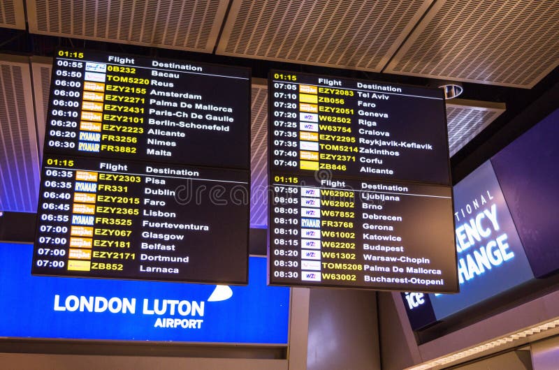 LONDEN, het VERENIGD KONINKRIJK - April 12, 2015: Het de raadsscherm van het luchthavenvertrek bij de luchthaven van Luton in Lon royalty-vrije stock afbeelding LONDEN, het VERENIGD KONINKRIJK - April 12, 2015: Het de raadsscherm van het luchthavenvertrek bij de luchthaven van Luton in Lon royalty-vrije stock afbeelding