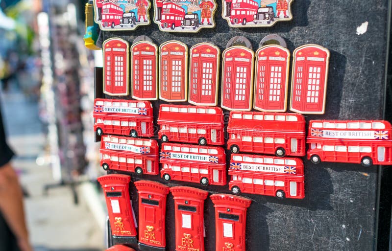 LONDEN - JULI 2, 2015: Stadsherinneringen in een straatwinkel Londen a stock afbeeldingen LONDEN - JULI 2, 2015: Stadsherinneringen in een straatwinkel Londen a stock afbeeldingen