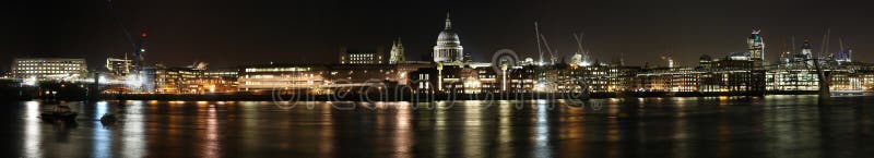 Una panoramica vista notturna di Londra, Inghilterra, Regno Unito.