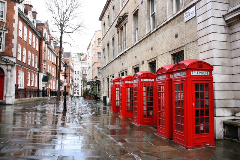Londra la pioggia linea da telefono sul Largo la corte.
