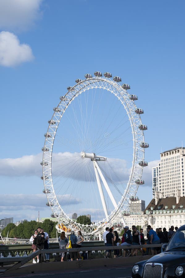 big tourist wheel in the uk's capital