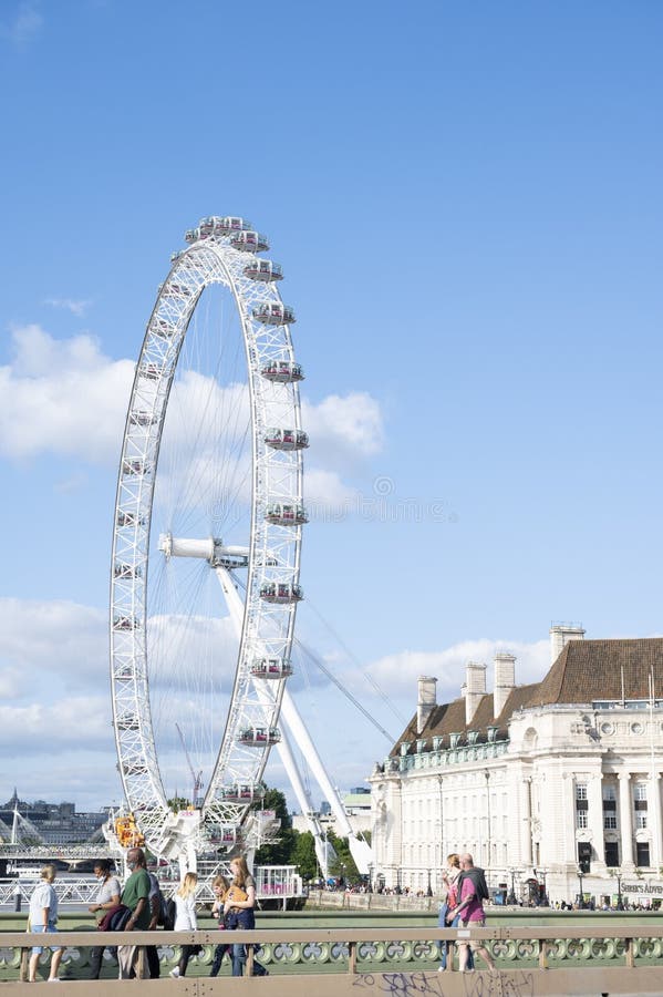 big tourist wheel in the uk's capital