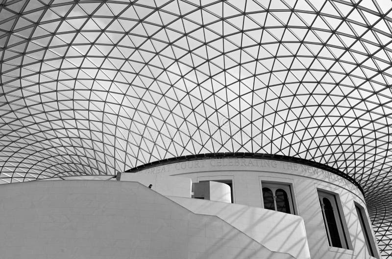 London brytyjski muzeum. Londyn Zjednoczone Królestwo, Marzec, - 24, 2014: Osamotneni turystyczni spacery zestrzelają schodki Wielki sąd British Museum w Londyn Projektuje, uzupełnia w 2001 i, ten tesselated szkło dach jest jeden wielki swój rodzaj w Europa