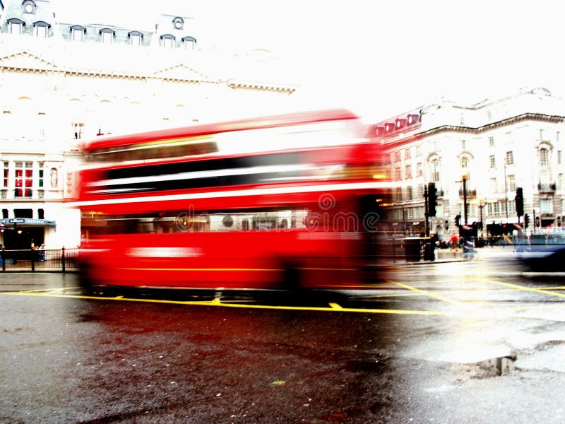 De tradicional londres el autobús en movimienot.